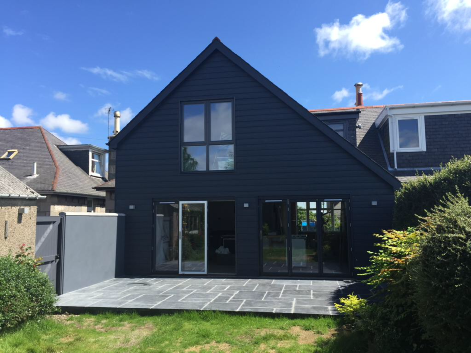 Серый дом с серой крышей