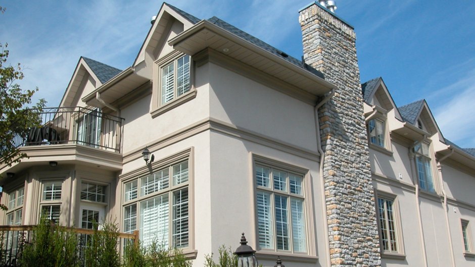 Штукатурка фасад дома с фрезеровкой