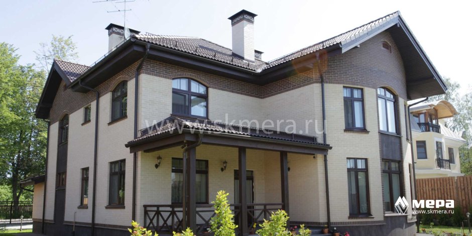 Оштукатуренный двухэтажный дом