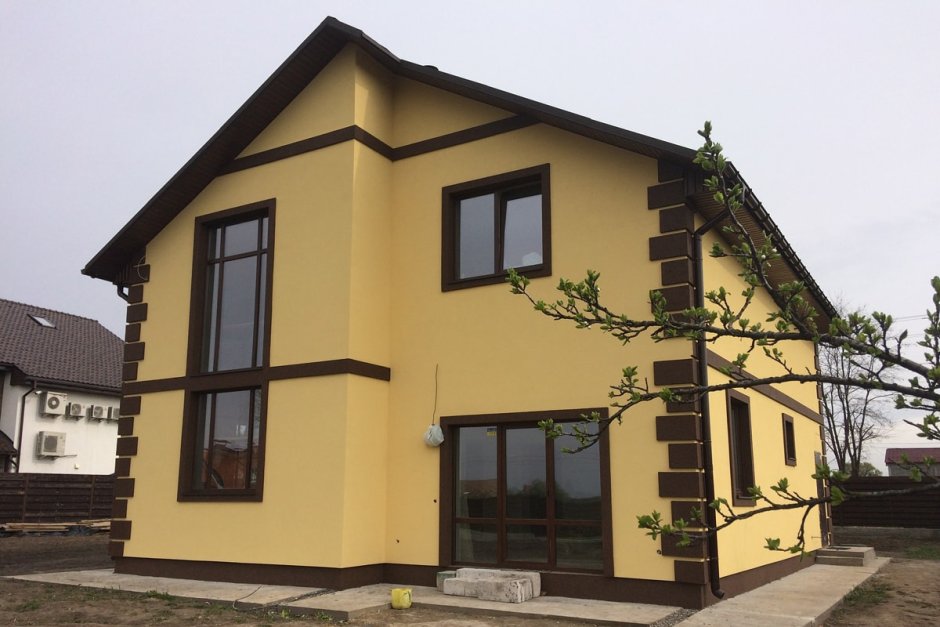 Крашеный фасад дома