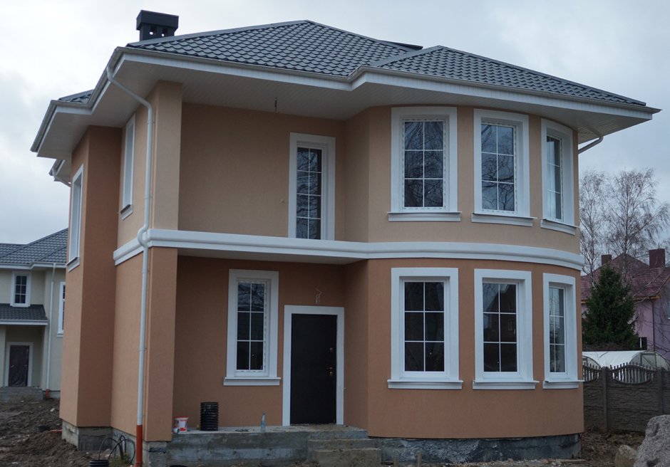 Двухэтажный дом штукатурка