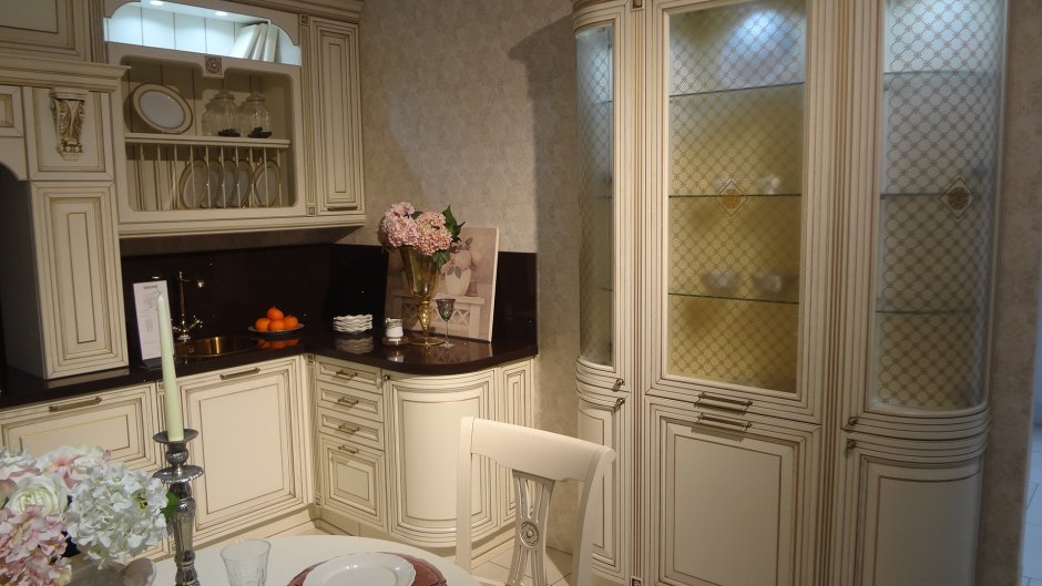 Кухня классическая белая с колоннами