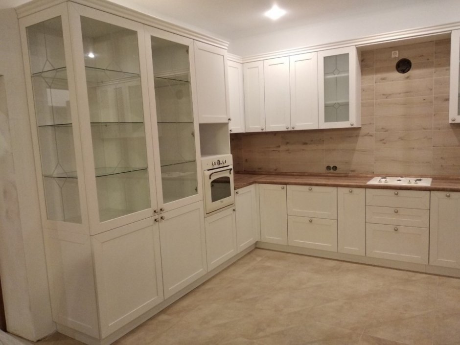 Угловая кухня с высокими шкафами