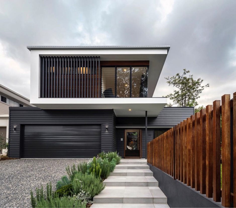 Фасад с коричневыми окнами