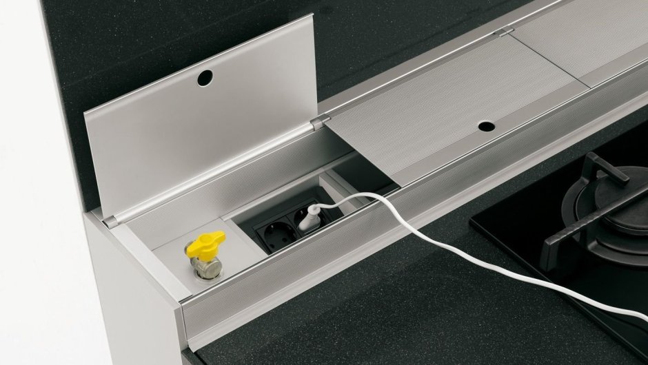 Встраиваемая розетка в шкаф