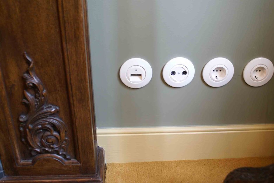 Розетки и выключатели на стене