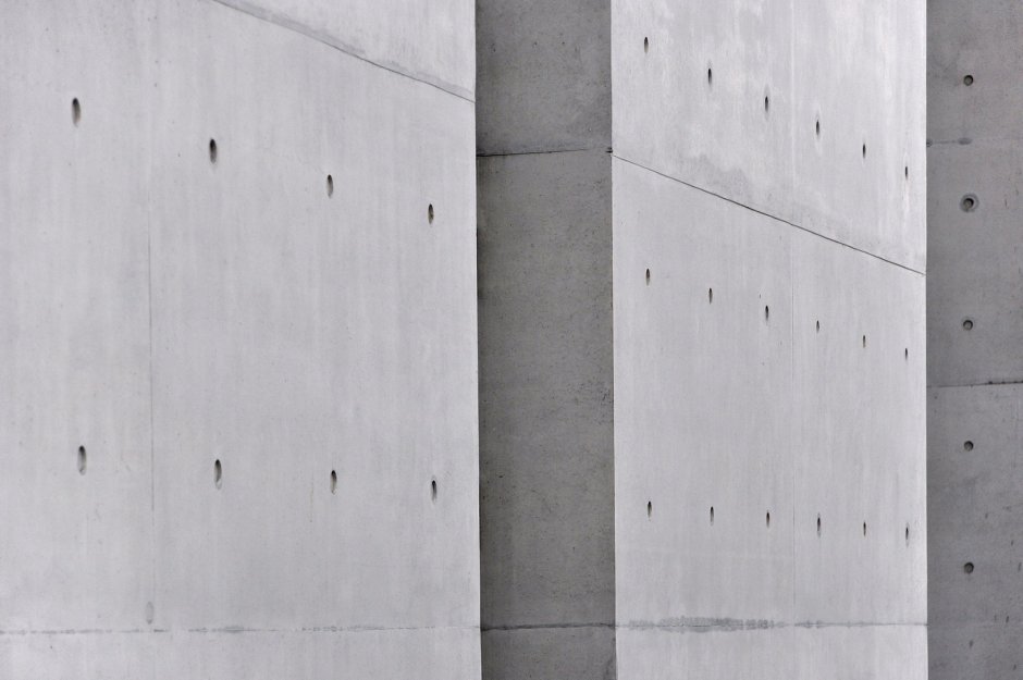 Бетонная стена сбоку