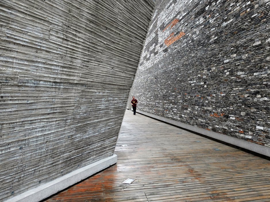 Высокая бетонная стена