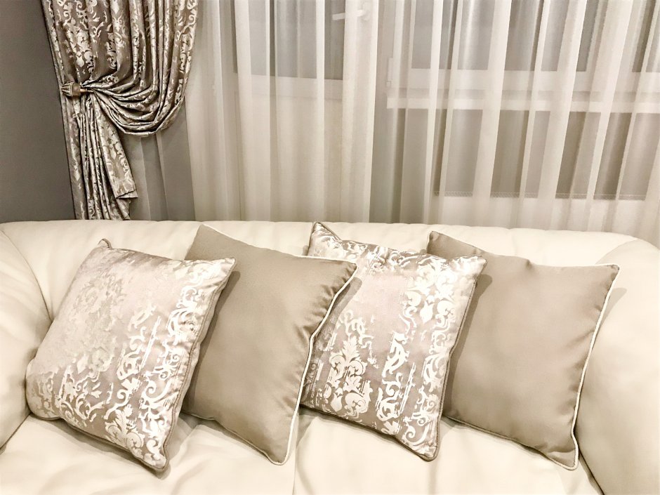 Шторы с вензелями в интерьере