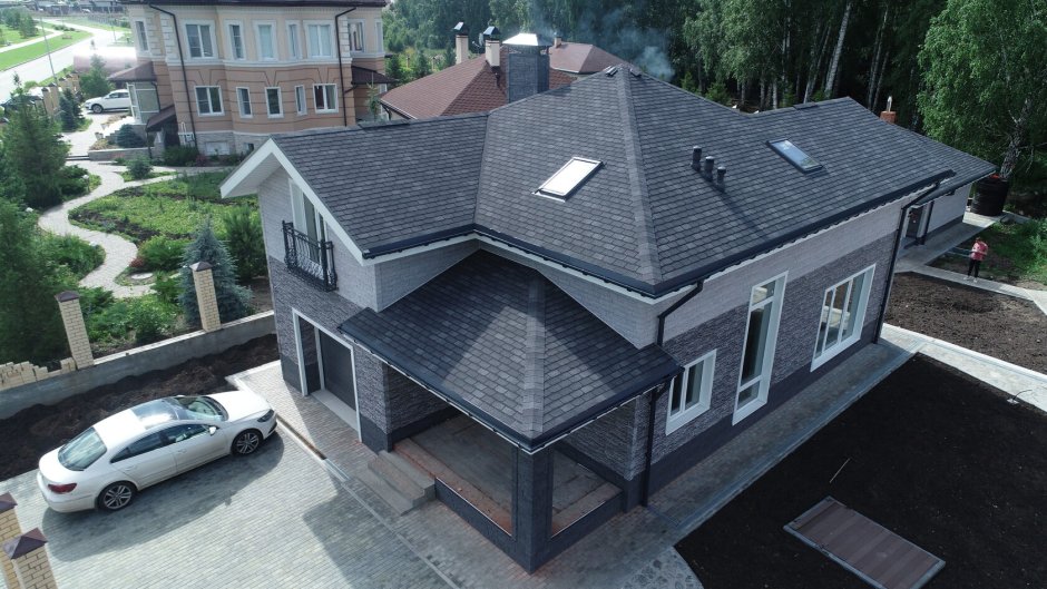 Серый кирпичный дом