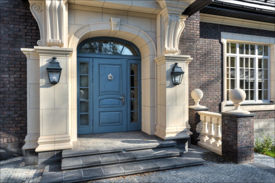 Красная входная дверь в дом