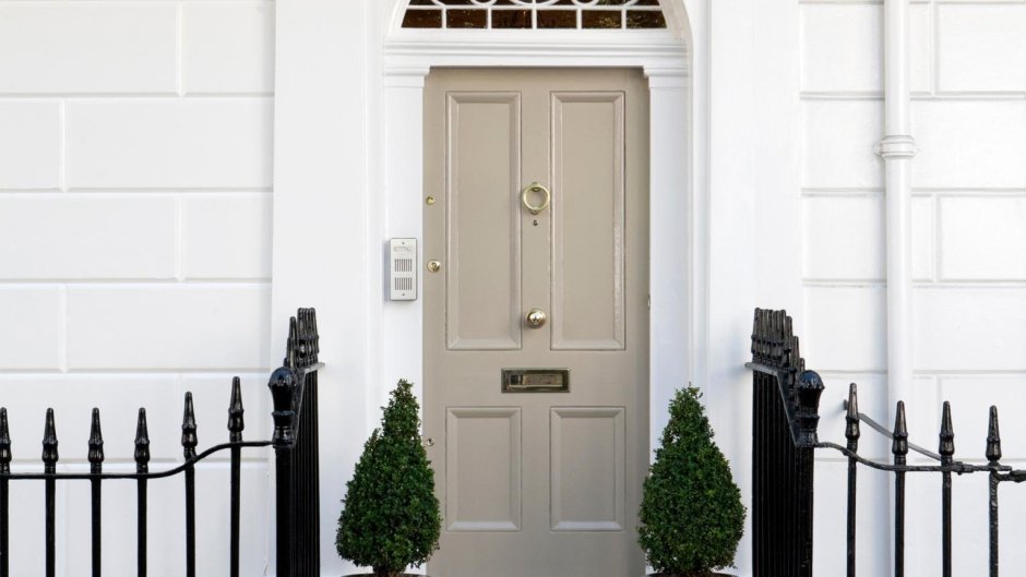 Входная дверь в кирпичном доме