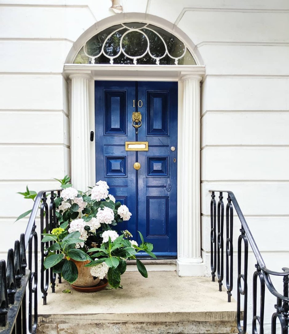 Деревянная входная дверь в частный дом