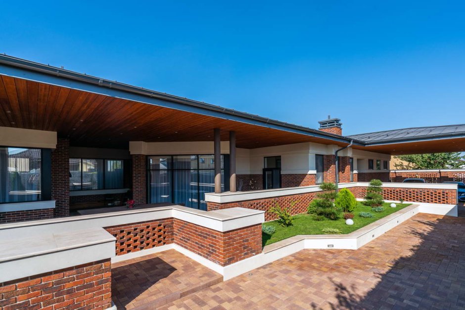 Фальцевая кровля на доме в стиле Райта