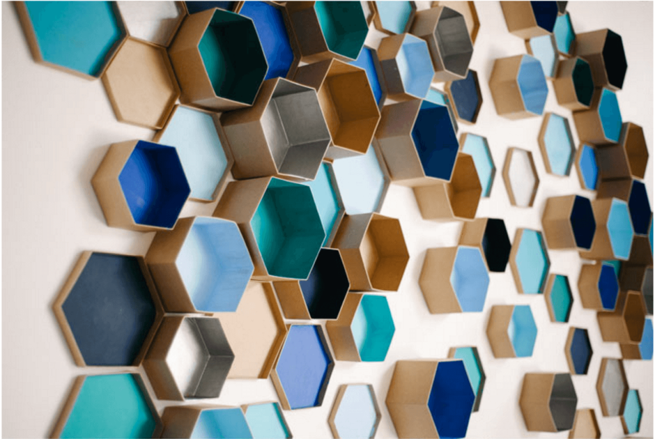 Соты на стене декор