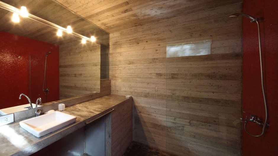 Отделка ванной стеновыми панелями под дерево