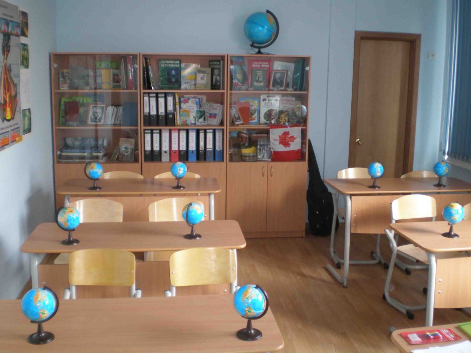 Стены в кабинете географии