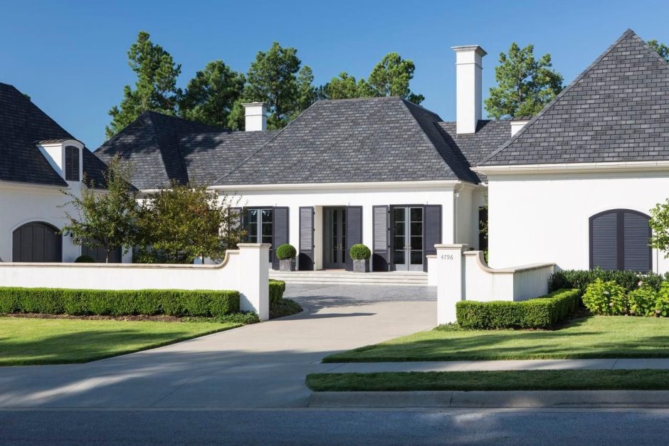 Белый дом с серой крышей