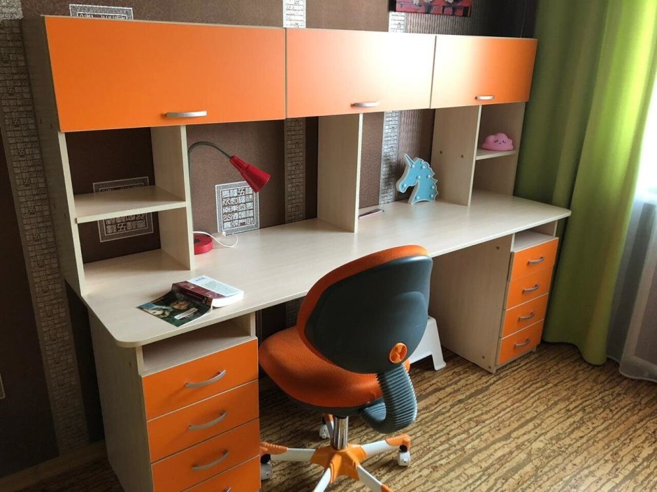 Большое окно и письменный стол