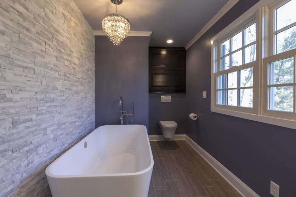 Плитка в ванную под дерево серая