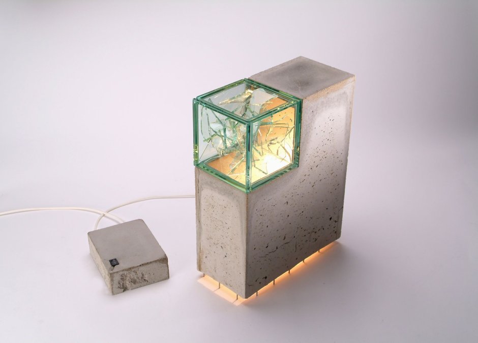 Светильник из бетона и стекла