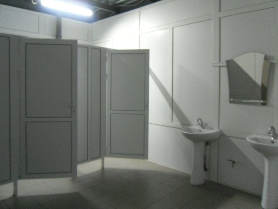 Ванная комната с душевой в светлых тонах