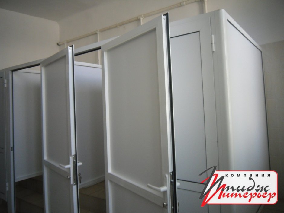 Перегородка между ванной и раковиной