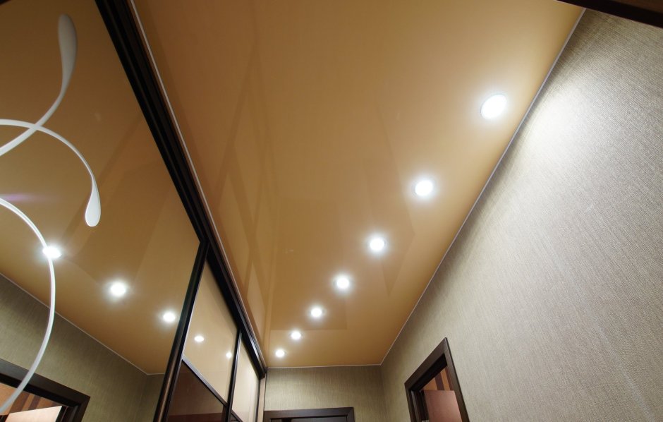 Парящий натяжной потолок в прихожей