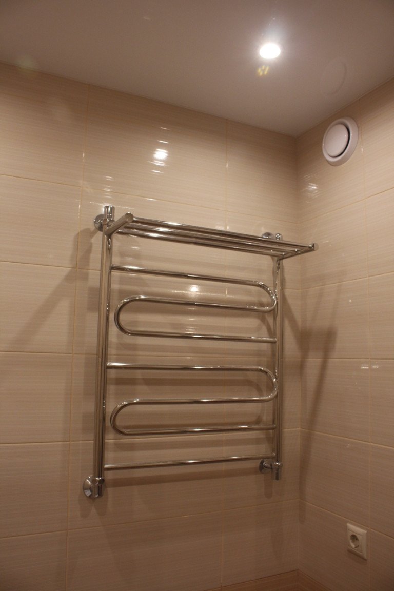 Полотенцесушитель в ванной над стиральной машиной