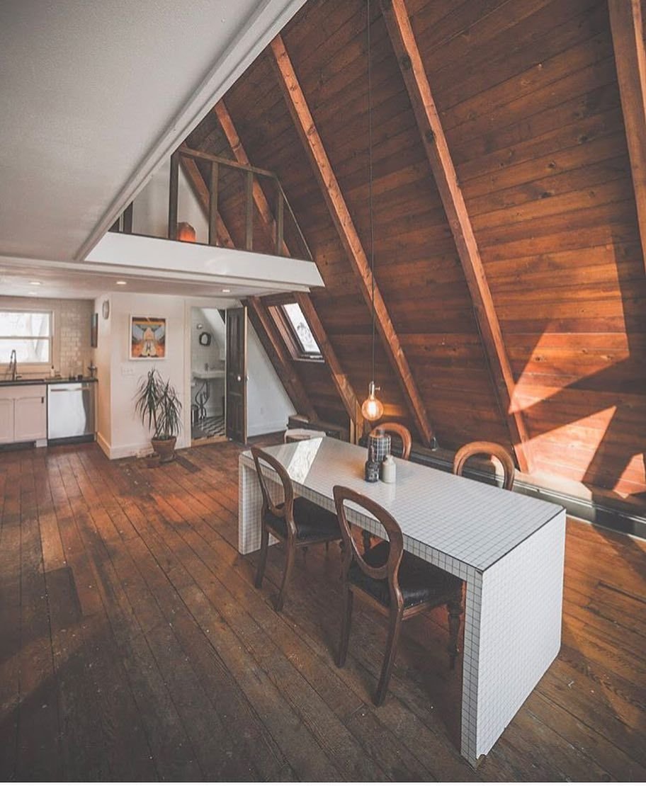 Дачный двухэтажный домик внутри