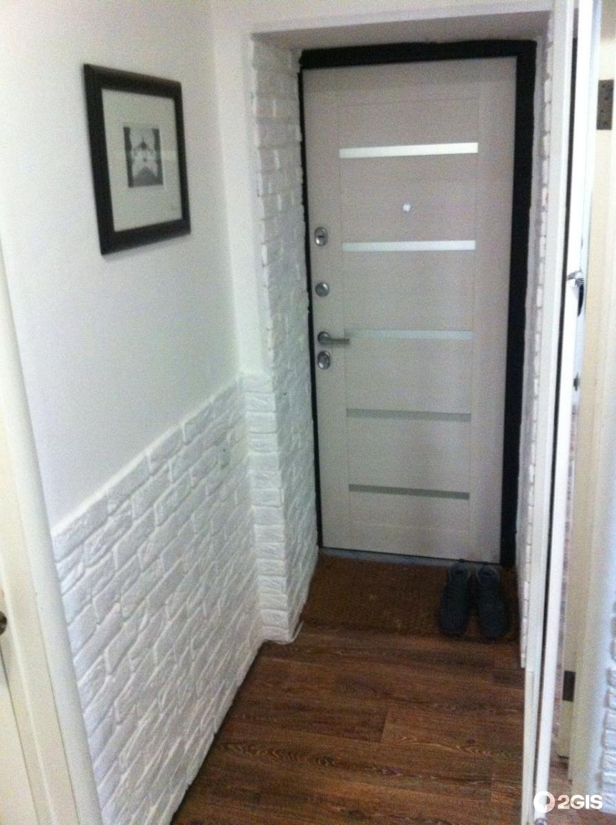 Декоративный кирпич у входной двери