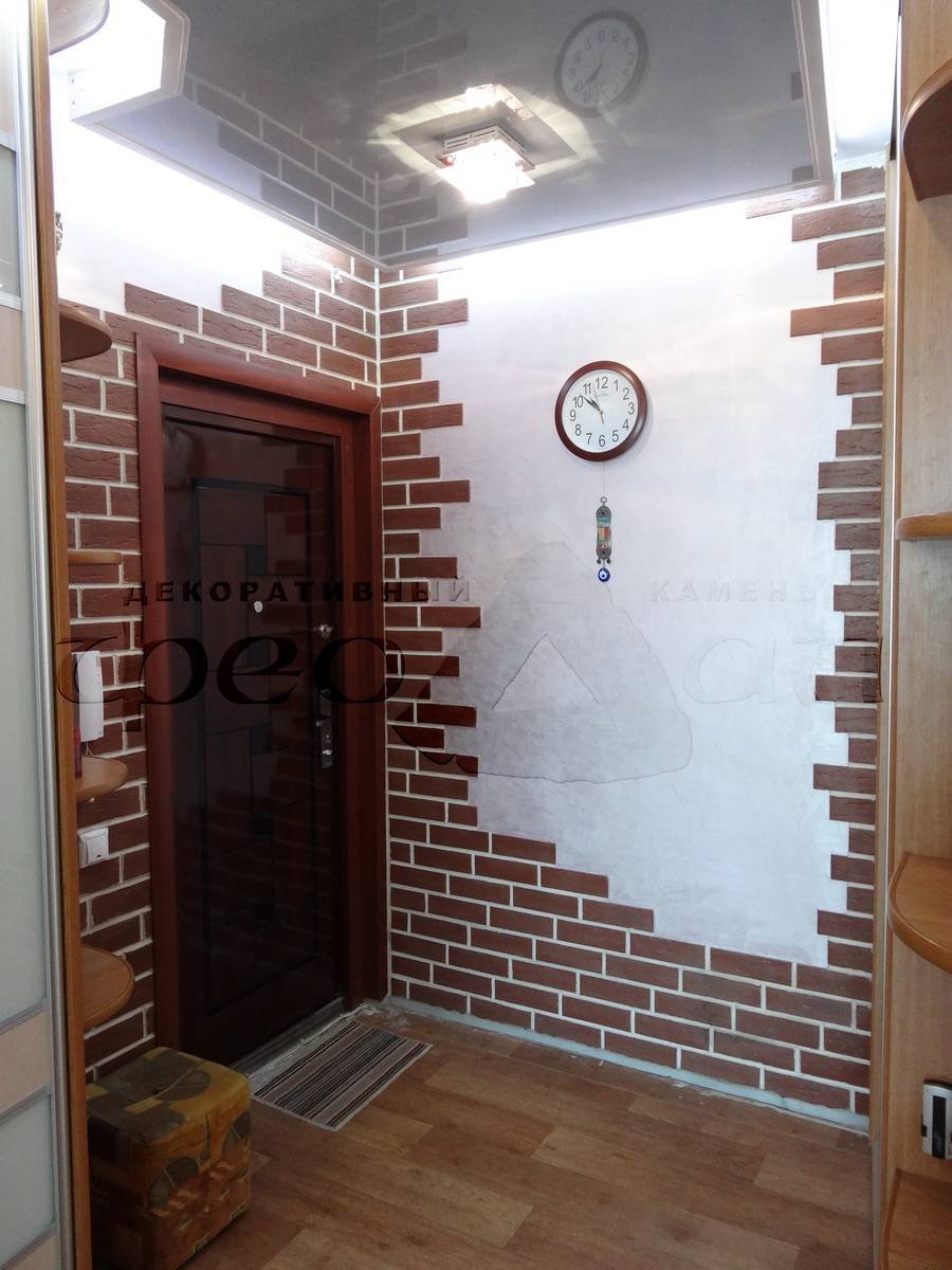 Отделка стен декоративным кирпичом в прихожей