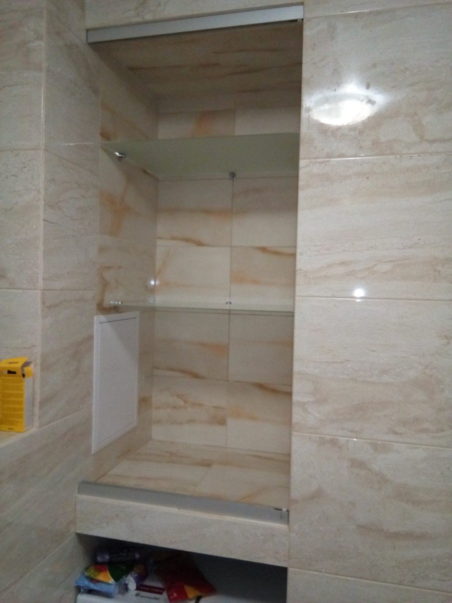 Полки в нишу в ванной дверцами