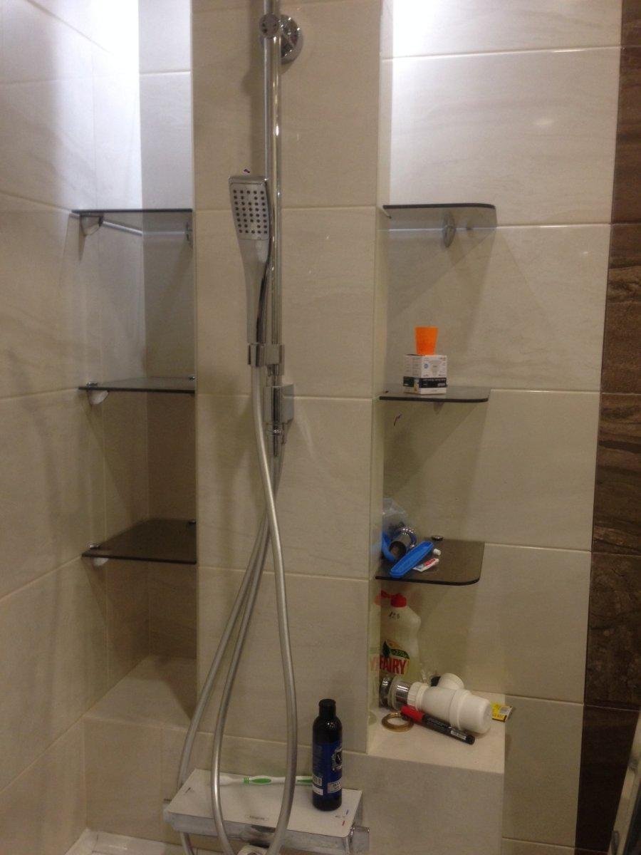 Встроенные полки в душевой кабине