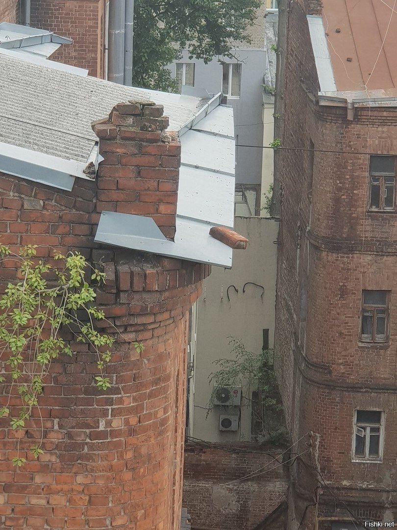 Падающий кирпич