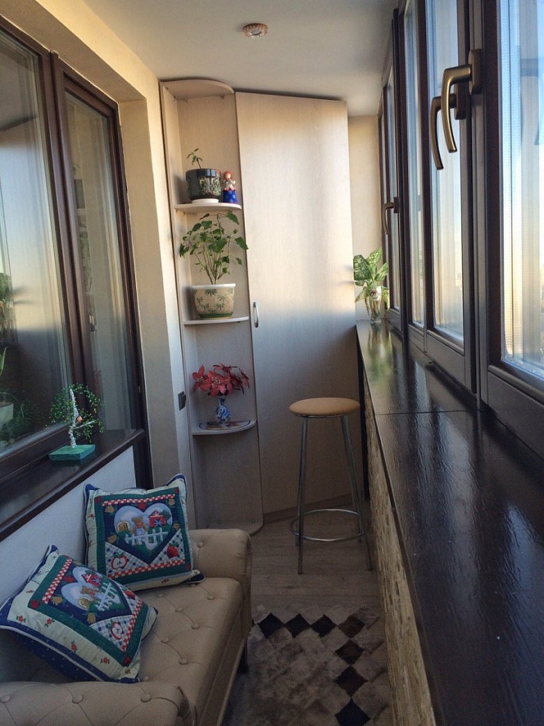 Интерьер маленькой проходной гостиной