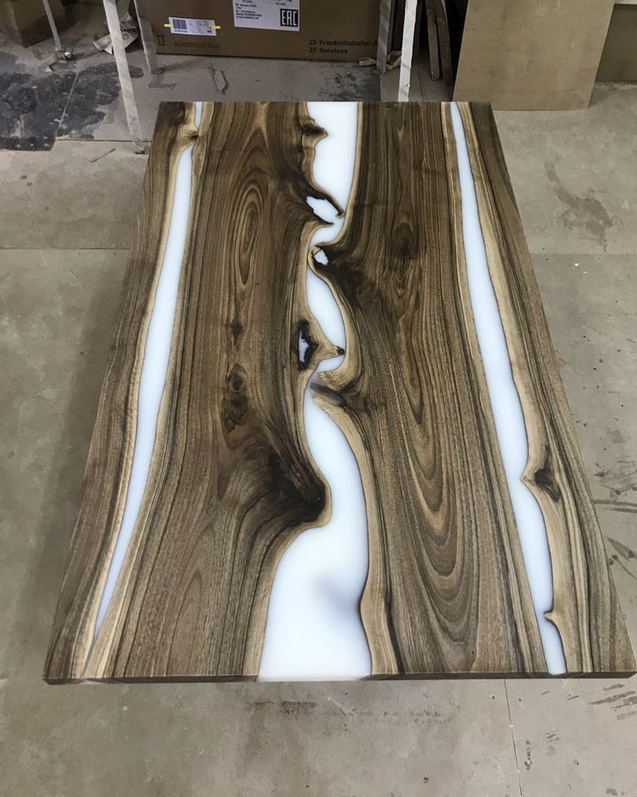 Стол слэб с белой эпоксидной смолой