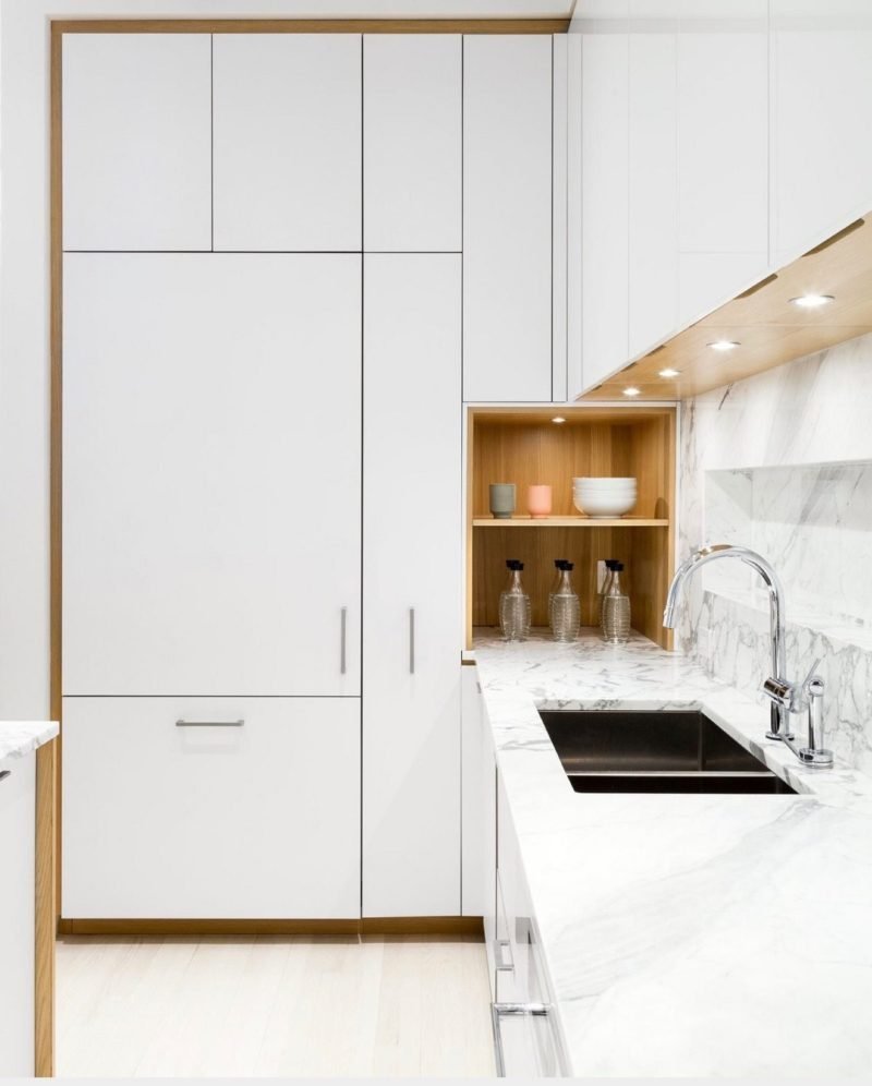 Угловая кухня с высокими шкафами