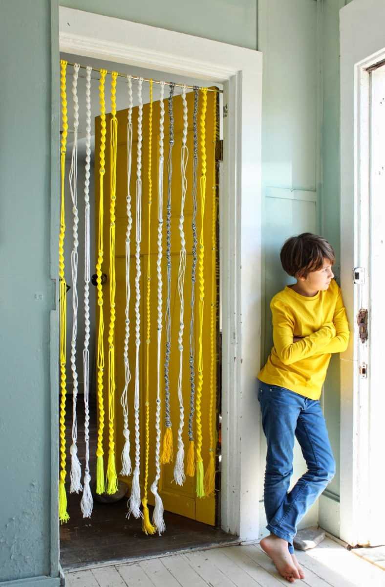 Вязаные шторы на дверной проем