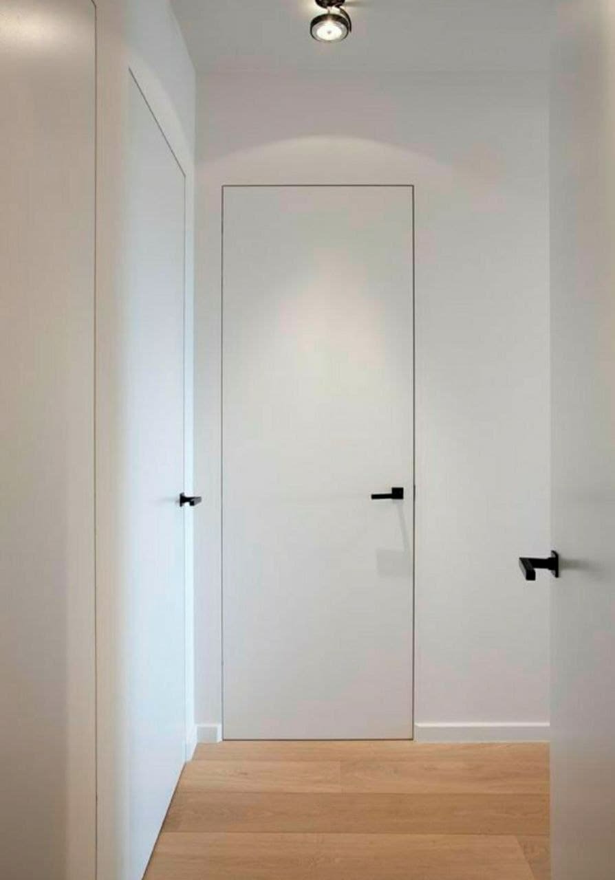 Белые двери в интерьере