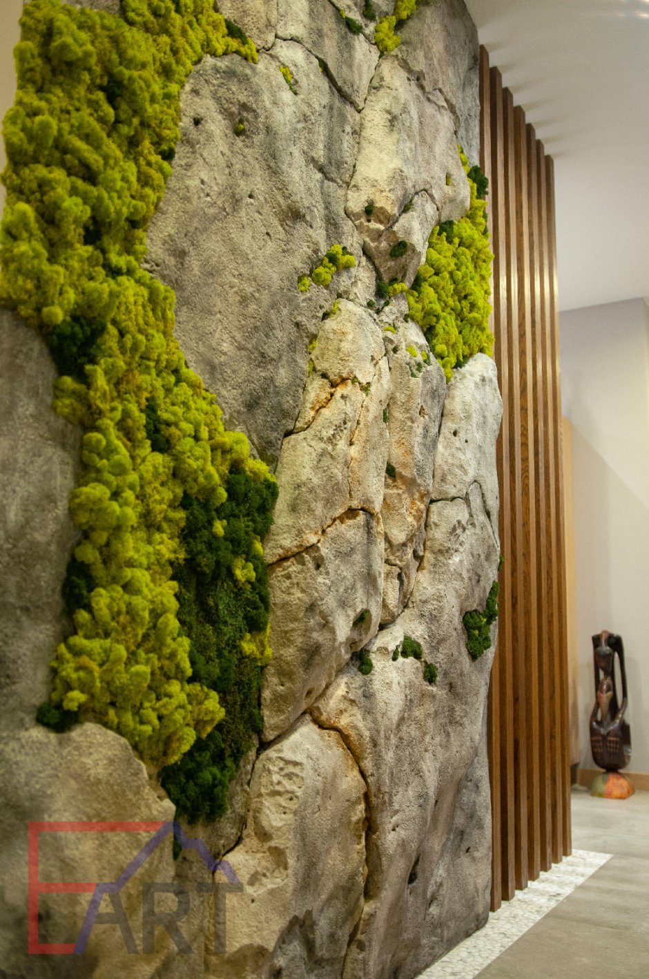 Искусственная скала в интерьере