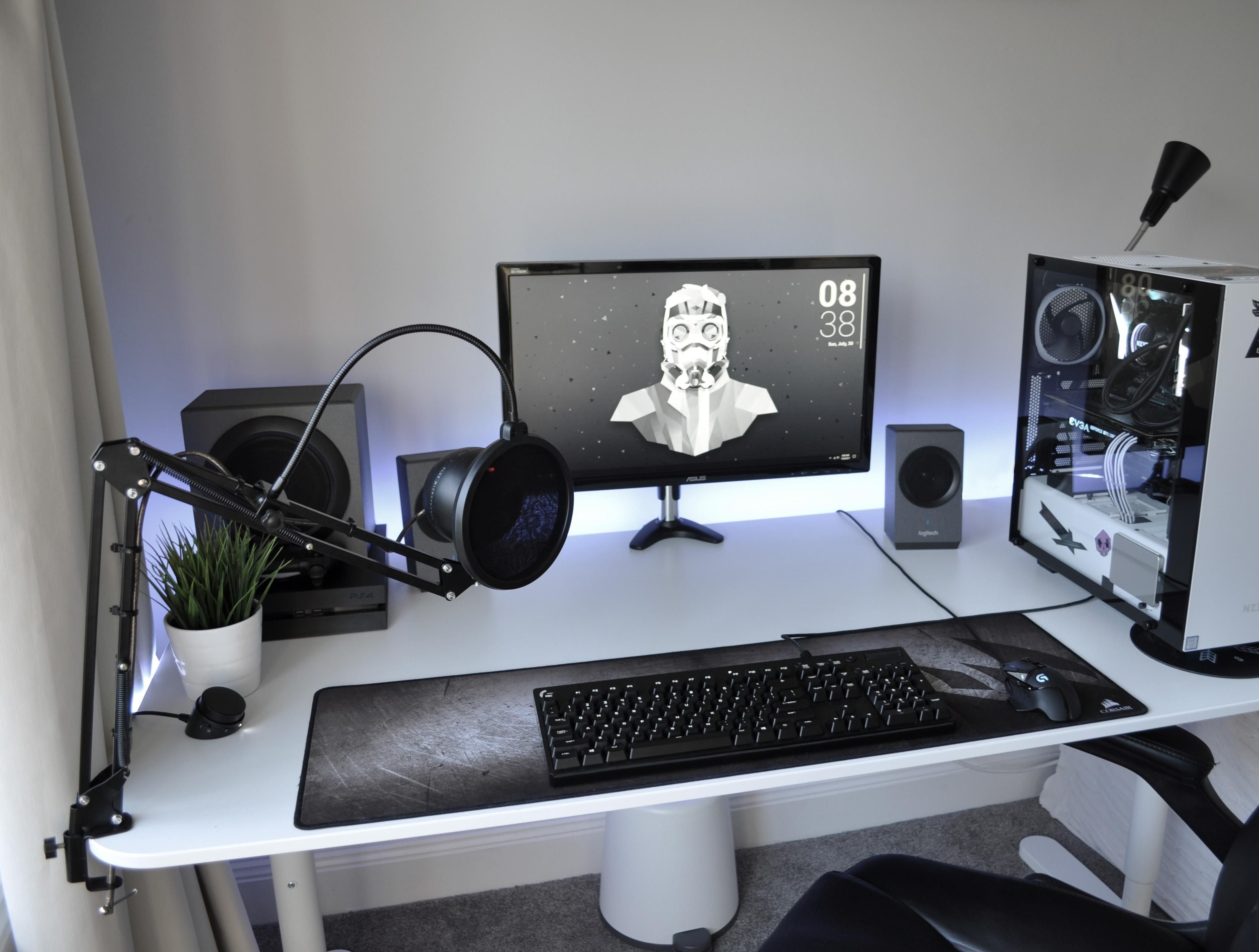 Черно белая сборка. Белый сетап ПК. Компьютерная комната дизайн. Стол компьютерный "геймер". Рабочее место геймера.