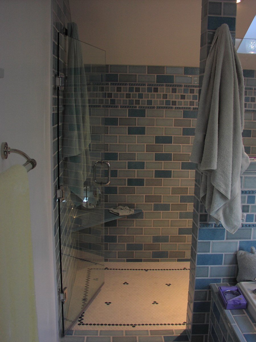 Угловая душевая кабина из плитки