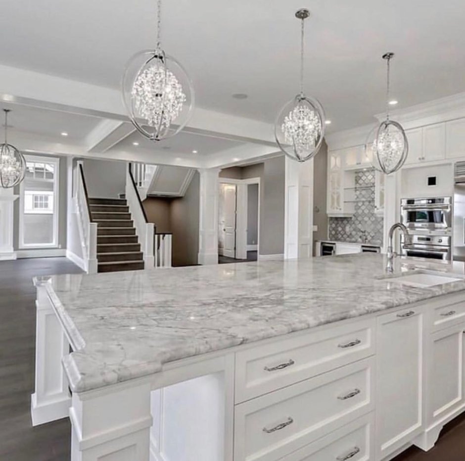 Мрамор и кирпич в интерьере кухни