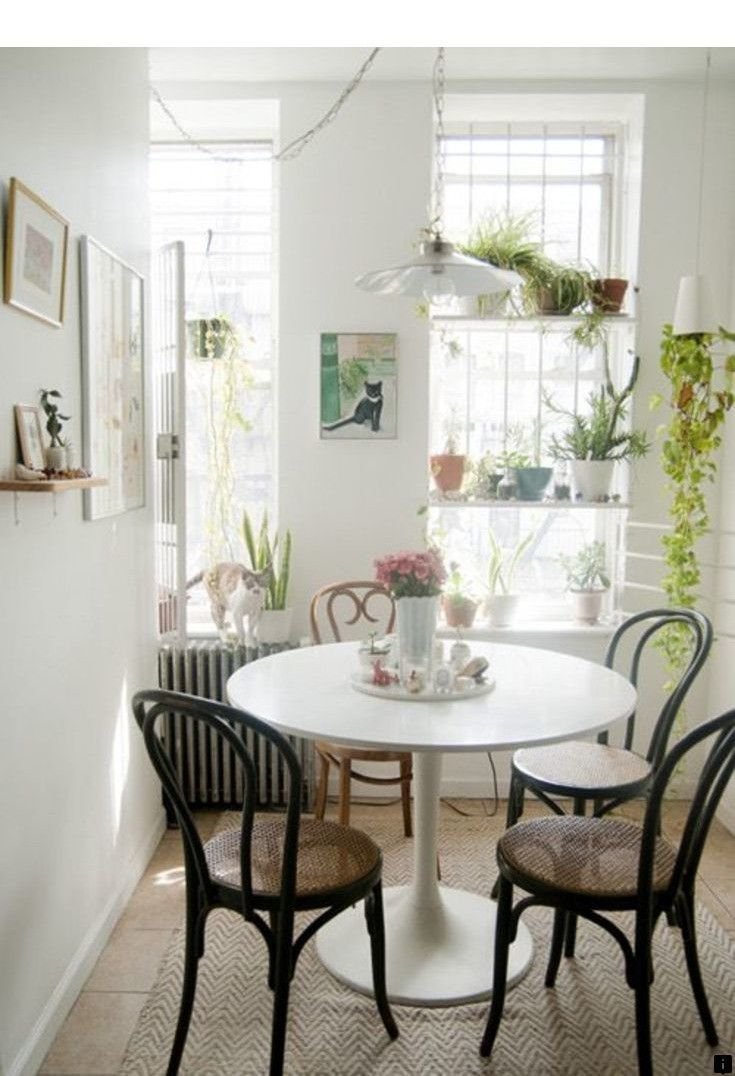 Обеденный стол с разными стульями