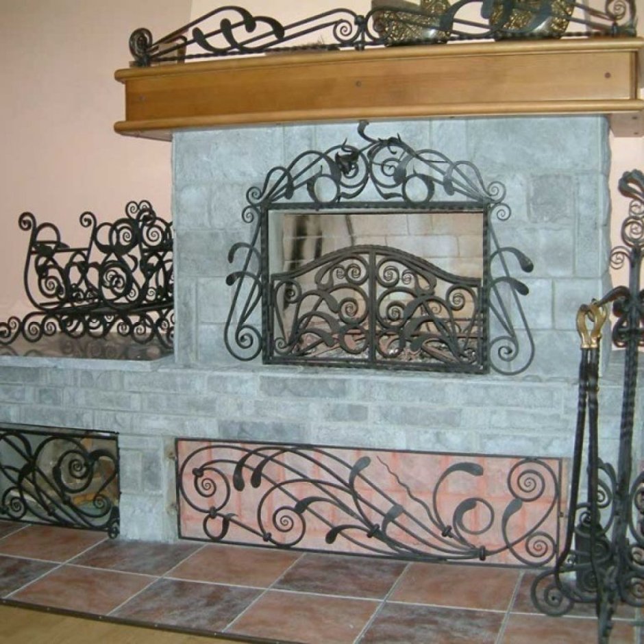 Украшение камина художественной ковкой
