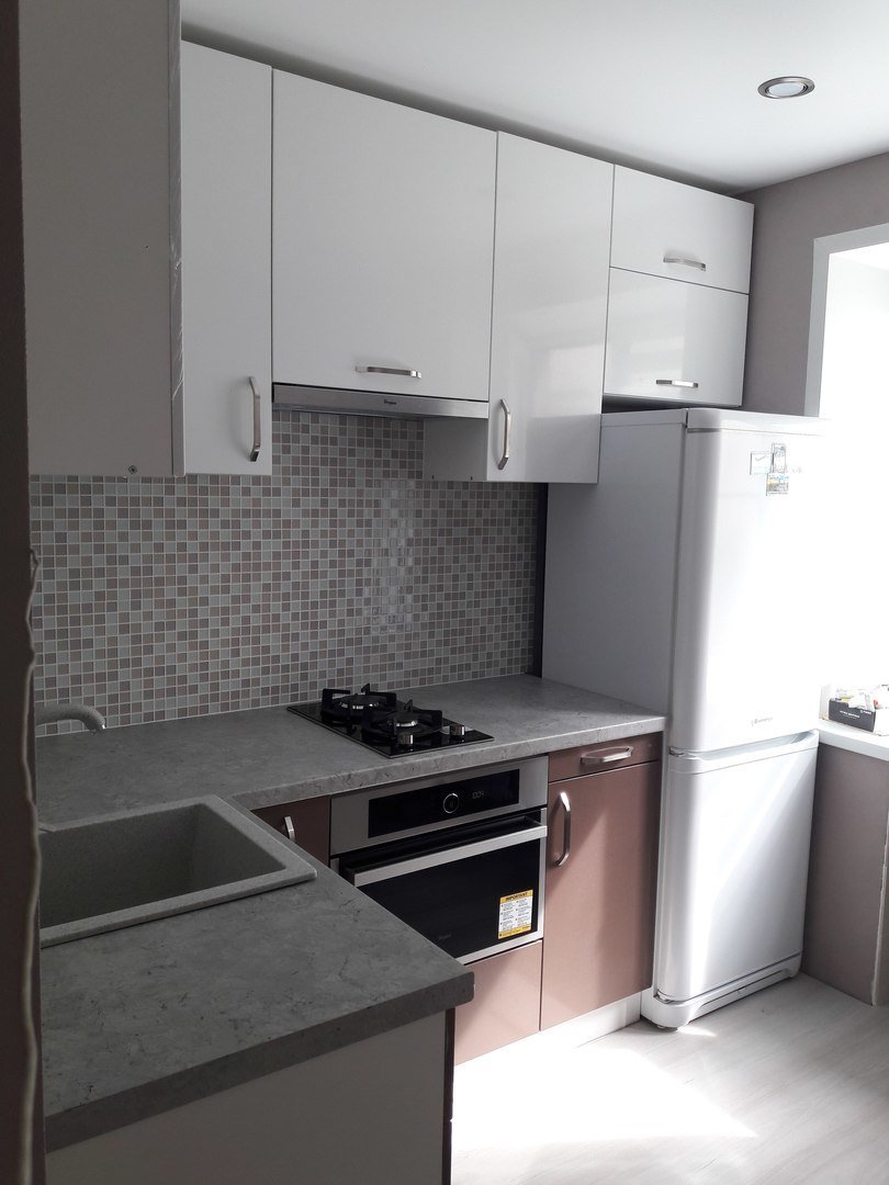 Кухня в хрущевке с холодильником