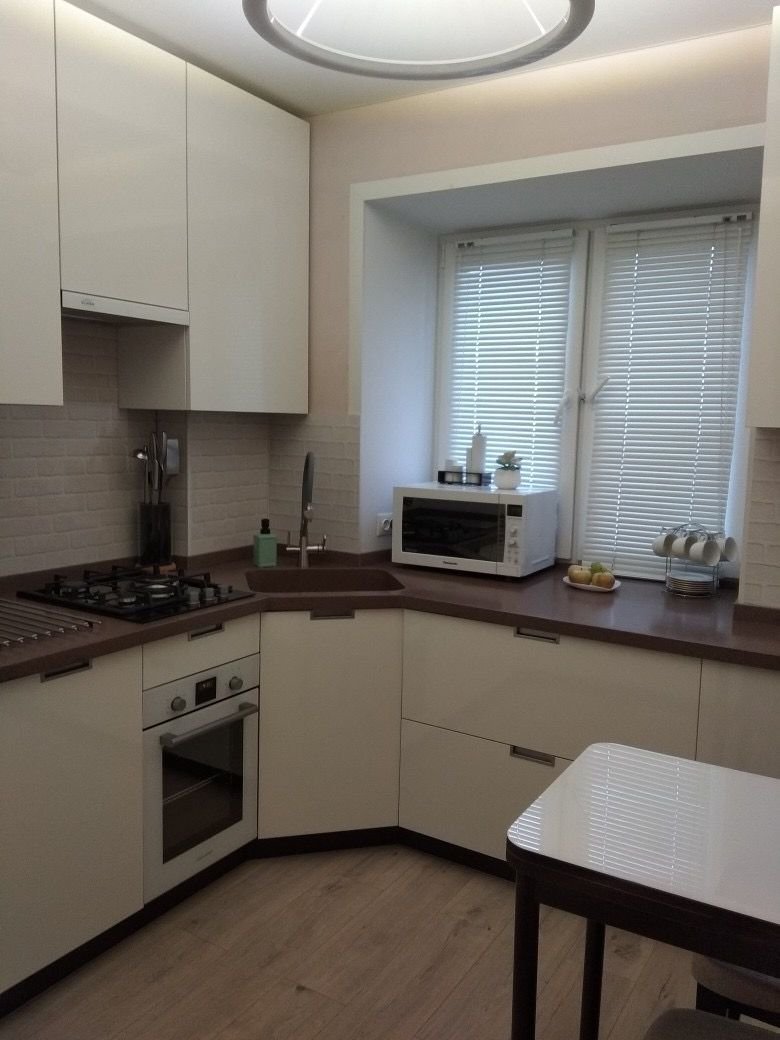 Малогабаритные кухни с окном