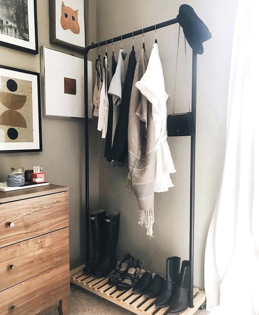 Вешалки для сумок в гардеробной