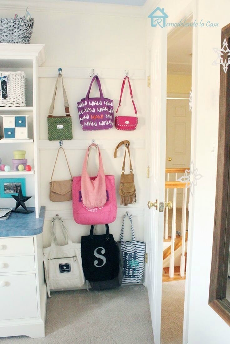 Место под сумки в прихожей